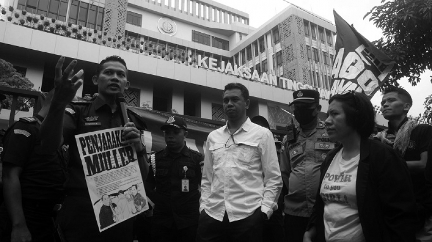 Jaksa dari Kejaksaan Tinggi Jawa Barat menanggapi aksi unjuk rasa warga Dago Elos di Bandung, 13 Juni 2024. (Foto: Prima Mulia/BandungBergerak)
