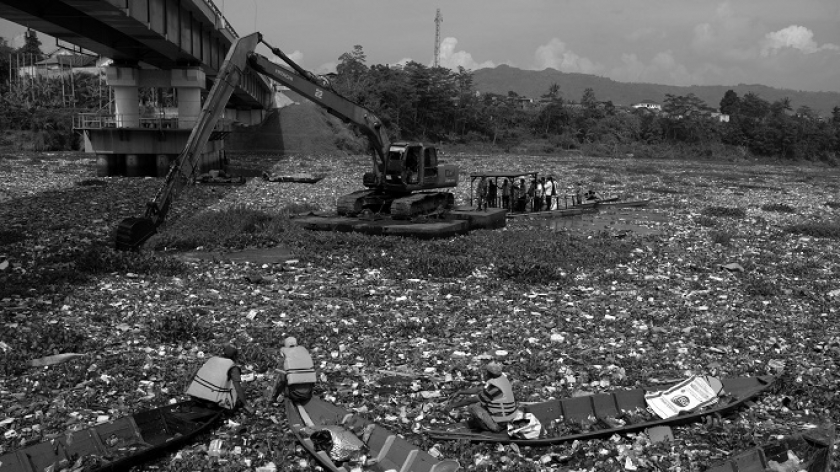 Sungai Citarum di bawah jembatan jembatan Batujajar atau BBS (Babakan Sapan), Kabupaten Bandung, 12 Juni 2024. (Foto: Prima Mulia/BandungBergerak.id)
