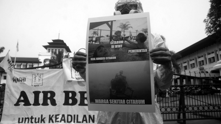 Aktivis Walhi Jabar melakukan aksi unjuk rasa zero tolerance policy Citarum Harum di depan Gedung Sate, Bandung, 22 Mei 2024. (Foto: Prima Mulia/BandungBergerak.id)