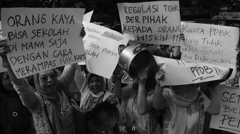 Kritik terhadap PPDB. Aksi dari Forum Masyarakat Peduli Pendidikan (FMPP) Jawa Barat di depan gedung DPRD Jawa Barat, Bandung, Senin, 24 Juni 2024. (Foto: Prima Mulia/BandungBergerak)