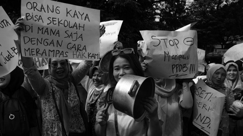 Memukul alat masak. Aksi dari Forum Masyarakat Peduli Pendidikan (FMPP) Jawa Barat di depan gedung DPRD Jawa Barat, Bandung, Senin, 24 Juni 2024. (Foto: Prima Mulia/BandungBergerak)