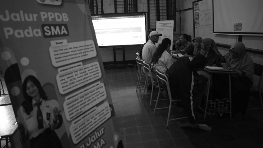Meja PPDB SMAN 5 Bandung, Jalan Belitung, 6 Juni 2024. (Foto: Prima Mulia/BandungBergerak)