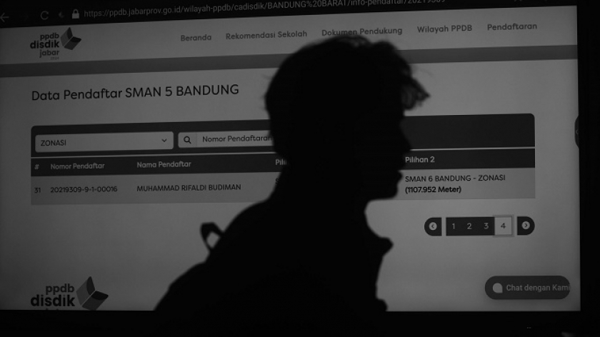 Orang tua siswa di ruang informasi PPDB SMA di Bandung, 6 Juni 2024. (Foto: Prima Mulia/BandungBergerak)