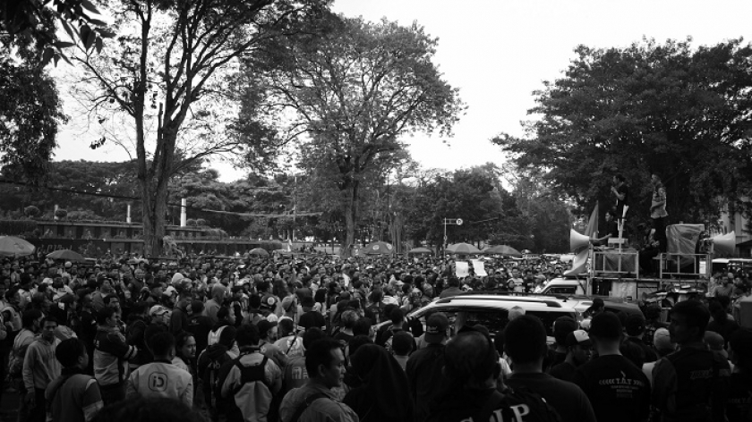Pengemudi online menggelar aksi unjuk rasa di depan Gedung Sate, Bandung,  25 Juni 2024. Mereka menolak tarif murah dan mendesak pemerintah untuk mendorong perusahaan aplikasi menaikan tarif. (Foto: Prima Mulia/BandungBergerak.id)