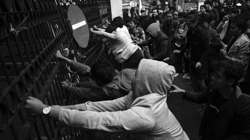 Mahasiswa berunjuk rasa di depan kantor Wali Kota Bandung, 1 Juli 2024. Mereka menolak RUU Tapera yang memberatkan pekerja dan RUU TNI Polri yang akan melanjutkan konsep dwifungs militer ke ranah sipil. (Foto: Prima Mulia/BandungBergerak)