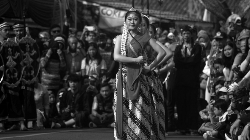 Penampilan penari tradisional di acara Seren Taun Cigugur, Kuningan, 29 Juni 2024. (Foto: Prima Mulia/BandungBergerak)