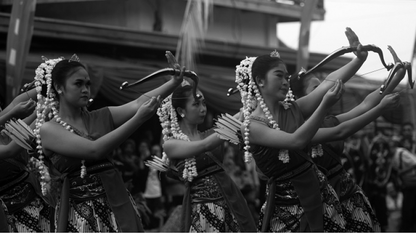 Perempuan membawakan tari buyung di acara Seren Taun Cigugur, Kuningan, 29 Juni 2024. (Foto: Prima Mulia/BandungBergerak)