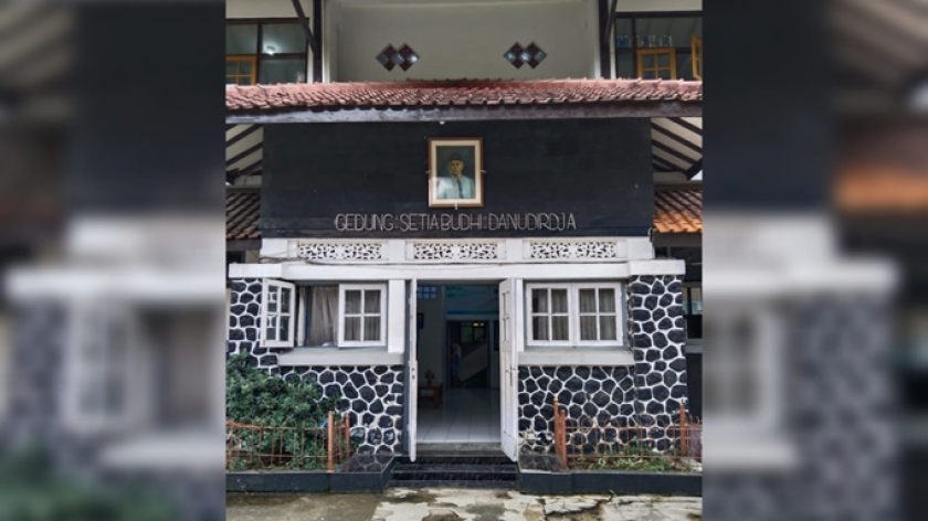 Ksatriaan Instituut adalah satu sekolah yang didirikan oleh Ernest Douwes Dekker pada tahun 1924, kini SPM Negeri 1 Kota Bandung. (Foto: Ernawati Sutarna)