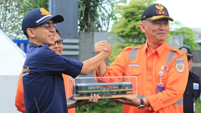 Simbolis Penyerahan Miniatur Kereta Panoramic yang diserahkan oleh Pihak PT KAI Kepada Pihak Komunitas Edan Sepur. (Foto: Dokumentasi Komunitas Edan Sepur)