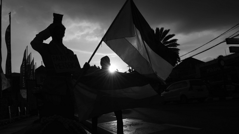 Aksi penghormatan bendera Palestina dan Korea Utara dari komunitas Solidaritas Seni untuk Palestina di Bandung, 8 Juli 2024. (Foto: Prima Mulia/BandungBergerak)