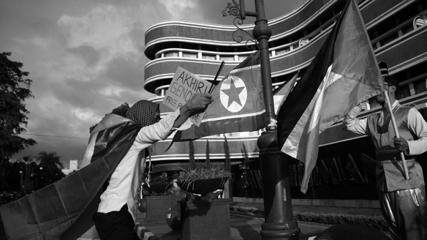 Aksi penghormatan bendera Palestina dan Korea Utara dari komunitas Solidaritas Seni untuk Palestina di Bandung, 8 Juli 2024. (Foto: Prima Mulia/BandungBergerak)
