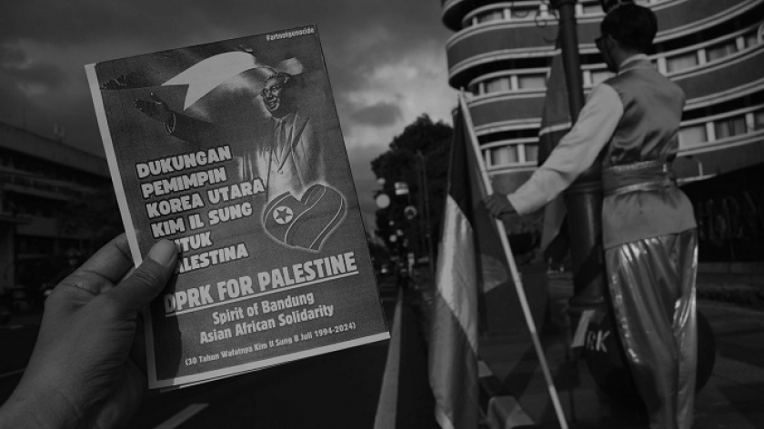 Aksi penghormatan bendera Palestina dan Korea Utara dari komunitas Solidaritas Seni untuk Palestina di Bandung, 8 Juli 2024. (Foto: Prima Mulia/BandungBergerak)
