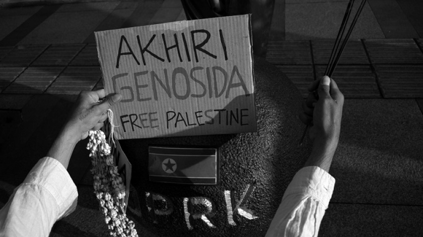 Aksi penghormatan bendera Palestina dan Korea Utara dari komunitas Solidaritas Seni untuk Palestina di Bandung, 8 Juli 2024. (Foto: Prima Mulia/BandungBergerak)