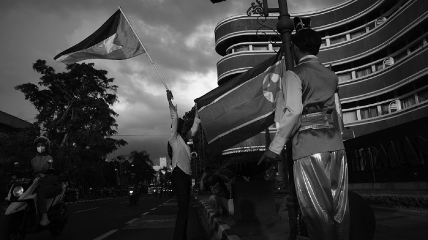 Aksi penghormatan bendera Palestina dan Korea Utara dari komunitas Solidaritas Seni untuk Palestina di Bandung, 8 Juli 2024. (Foto: Prima Mulia/BandungBergerak)