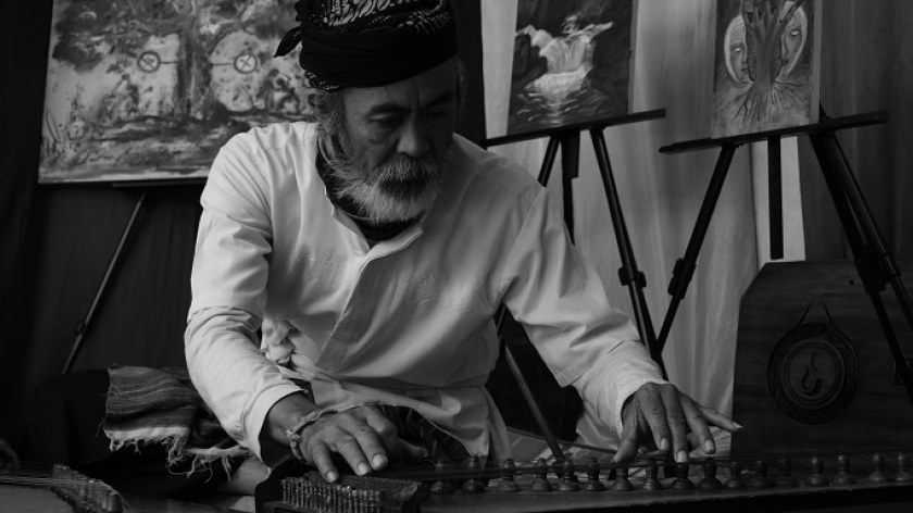 Permainan kecapi di sela-sela diskusi Pelestarian Lingkungan berdasarkan Perspektif Agama di Pedepokan Bumi Ageung Saketi, Bandung, Minggu, 7 Juli 2023. (Foto: Audrey Kayla/BandungBergerak)
