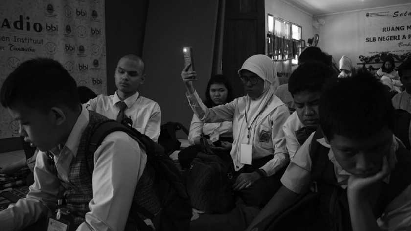 Murid baru mengikuti MPLS secara gabungan di SLBN A Pajajaran Balai Rehabilitasi Sosial Penyandang Disabilitas Netra di Bandung, 15 Juli 2024. (Foto: Prima Mulia/BandungBergerak)