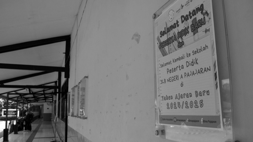 Guru memberi materi pada murid baru saat MPLS di SLBN A Pajajaran Balai Rehabilitasi Sosial Penyandang Disabilitas Netra di Bandung, 15 Juli 2024. (Foto: Prima Mulia/BandungBergerak)
