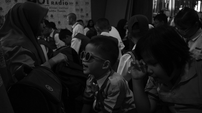 Murid baru mengikuti MPLS secara gabungan di SLBN A Pajajaran Balai Rehabilitasi Sosial Penyandang Disabilitas Netra di Bandung, 15 Juli 2024. (Foto: Prima Mulia/BandungBergerak)
