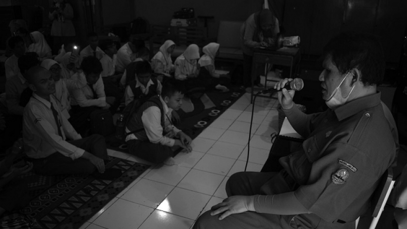 Guru memberi materi pada murid baru saat MPLS di SLBN A Pajajaran Balai Rehabilitasi Sosial Penyandang Disabilitas Netra di Bandung, 15 Juli 2024. (Foto: Prima Mulia/BandungBergerak)