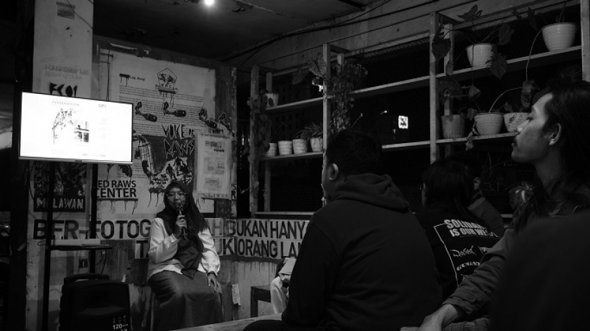 Grace Anata, penulis buku saku Fototerapeutik di RAWS Syndicate Red Raws Center, Pasar Antik Cikapundung, Bandung, Sabtu malam, 13 Juli 2024. (Foto: Audrey Kayla Fachruddin/BandungBergerak)