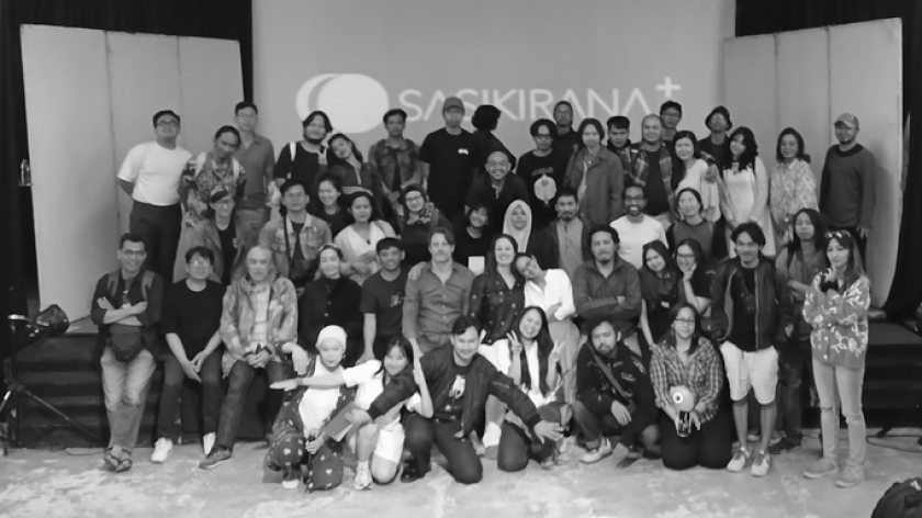 Foto bersama panitia koreografer, kolaborator, dan hadirin selepas kegiatan OpenLAB Sasikirana di Institut Francais Indonesia, Bandung, pada Rabu (17 Juli 2024). (Foto: Tofan Aditya/BandungBergerak)