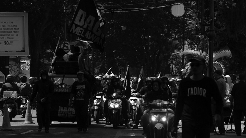 Warga Dago Elos menuju lokasi unjuk rasa di Kejaksaan Negeri Bandung dan Kejaksaan Tinggi Jawa Barat di Kota Bandung, 22 Juli 2024. (Foto: Prima mulia/BandungBergerak)