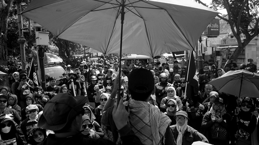 Angga, Ketua Forum Dagi melawan, di depan aksi massa Dago Elos, Senin, 22 Juli 2024. (Foto: Virliya Putricantika/BandungBergerak)