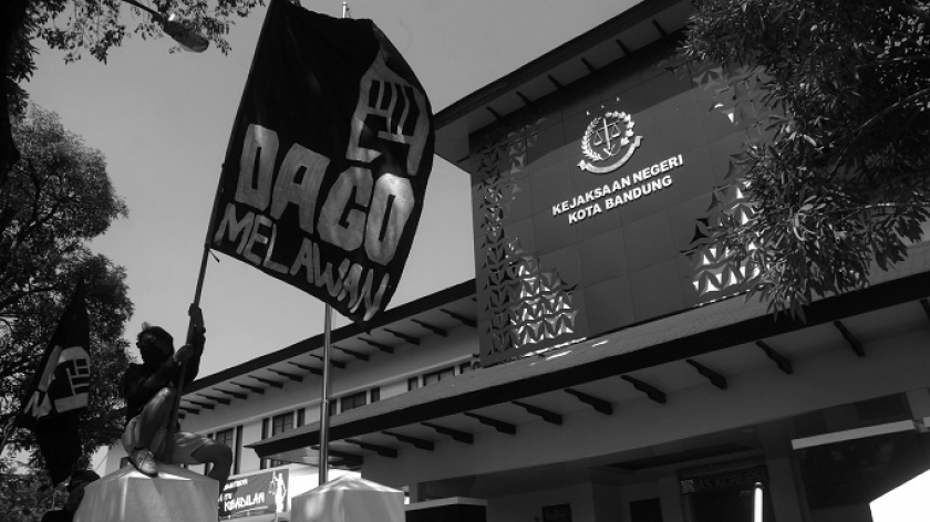Warga Dago Elos mengibarkan bendera saat unjuk rasa di Kejaksaan Negeri Bandung, 22 Juli 2024. (Prima Mulia/BandungBergerak)