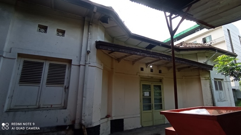 Gedung bekas pabrik pengolahan ulat sutra masa kolonial di selatan Lembang. (Foto: Dokumentasi Malia Nur Alifa) 