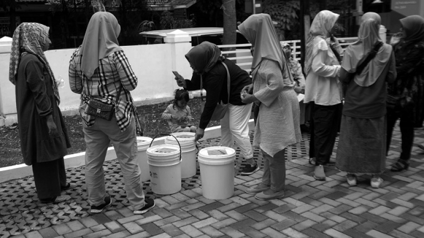 Warga kaum ibu mengambil jatah ember komposter usai sosialisasi Kang Empos di wilayah Kelurahan Merdeka, Kecamatan Sumur Bandung, Kota Bandung, 25 November 2023. (Foto: Prima Mulia/BandungBergerak)