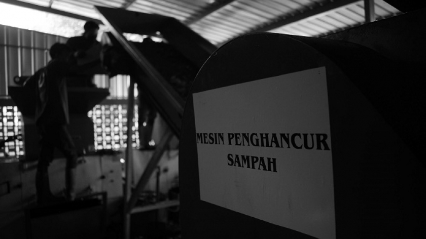 Pekerja memasukan sampah yang sudah dikeringkan ke mesin pencacah RDF di TPST Babakan Siliwangi, Bandung, Jawa Barat, 30 Mei 2024. (Foto: Prima Mulia/BandungBergerak)