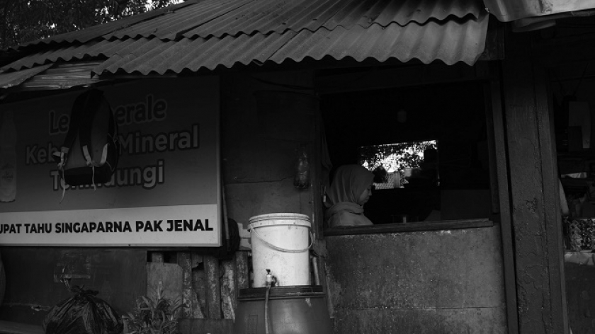 Warung di Terminal Cicaheum, Bandung, Jumat, 26 Juli 2024. (Foto: Prima Mulia/BandungBergerak.id) 