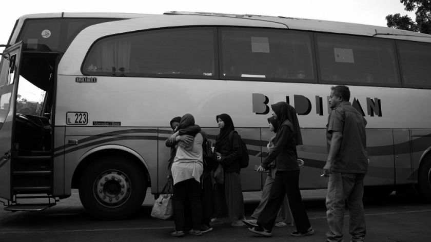 Penumpang di Terminal Cicaheum, Bandung, Jumat, 26 Juli 2024. (Foto: Prima Mulia/BandungBergerak.id) 