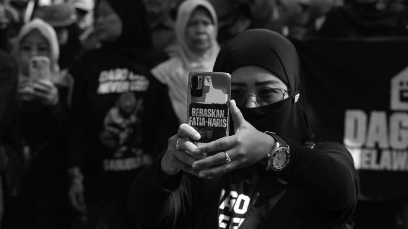 Warga Dago Elos mengawal sidang Heri Hermawan Muller dan Dodi Rustandi Muller di Pengadilan Negeri Bandung, 30 Juli 2024. Muller bersaudara didakwa memalsukan surat dan dokumen dalam sengketa lahan melawan warga Dago Elos. (Foto: Prima Mulia/BandungBergerak)