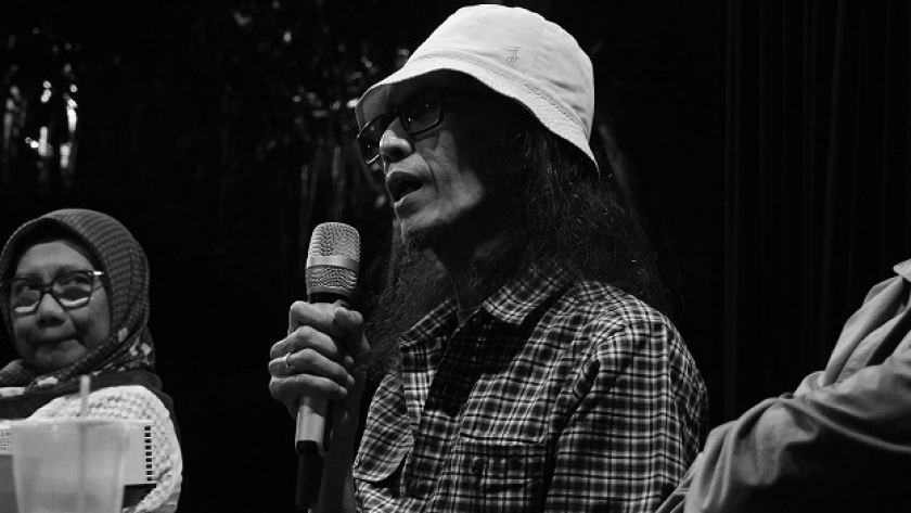Asmudjo J. Irianto, seniman yang memamerkan patung-patungnya dalam pameran Tubuh Antroposen di Selasar Sunaryo Artspace, Bandung, 16 Juli 2024. (Foto: Audrey Kayla F/BandungBergerak)