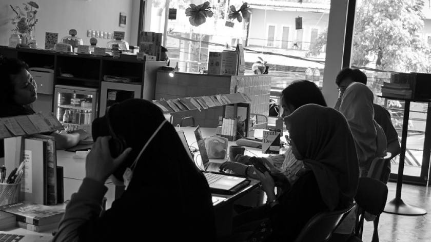 Aktivitas para pengunjung The Room 19, Jalan Dipatiukur, Bandung, 23 Juli 2024. (Foto: Audrey Kayla F/BandungBergerak)