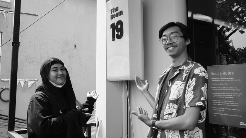 Reiza Harits, pendiri The Room 19, dan Nabila, librarian The Room 19, Jalan Dipatiukur, Bandung, 23 Juli 2024. (Foto: Audrey Kayla F/BandungBergerak)