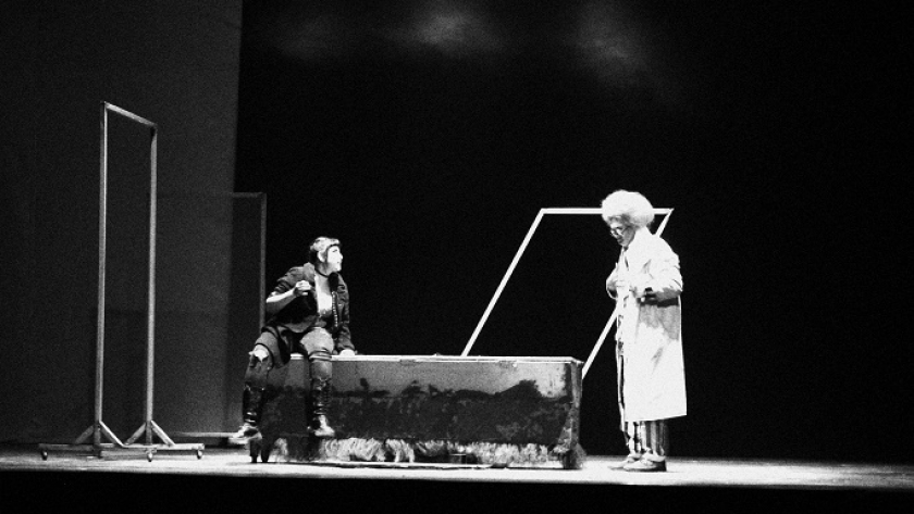 Pertunjukan teater lakon Bius di Gedung Kesenian Sunan Ambu, ISBI Bandung, 31 Juli 2024. (Foto: Sri Destriani/BandungBergerak)