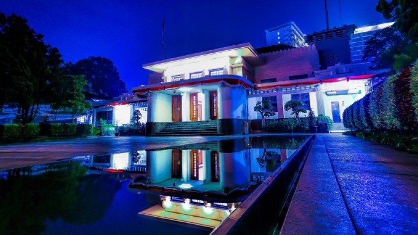 Balai Kota yang saat ini menjadi kantor Pemerintah Kota Bandung berdiri di lahan bekas Gedung Kopi milik tuan tanah Andries de Wilde yang dibangun pada 1819. (Foto: Humas Pemkot Bandung)