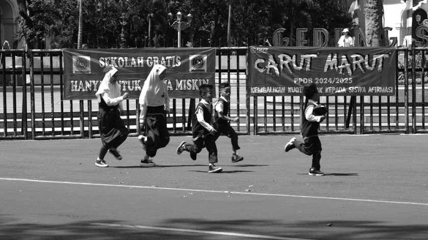 Para pelajar dalam aksi sengkarut PPDB sekolah negeri di depan Gedung Sate, Bandung, 5 Agustus 2024. (Foto: Prima Mulia/BandungBergerak)