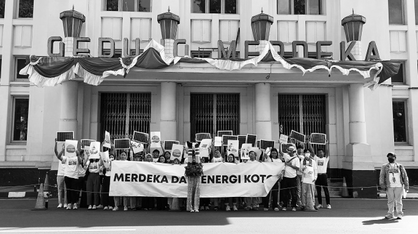 Orang-orang muda perwakilan mahasiswa dari Sumatera, Jawa, Kalimantan, Sulawesi, dan Papua mendeklarasikan mengakhiri krisis iklim di Gedung Merdeka, Bandung, Rabu, 7 Agustus 2024. (Foto: Awla Rajul/BandungBergerak)