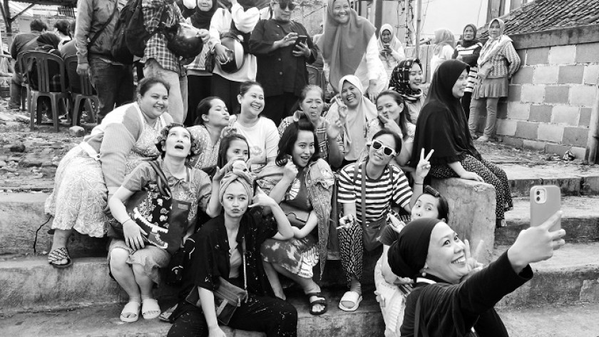 Lakon teater Indung Braga Berjaga di kampung Braga, Bandung, bagian dari rangkaian acara Festival Teater Ruang Publik (Terap Festival) 3-10 Agustus 2024. (Foto: Salma Nur Fauziyah/BandungBergerak)