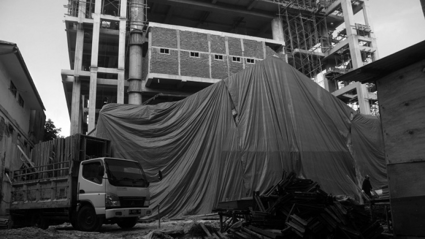 Proyek pembangunan Gereja Katolik Bebas Albanus di Jalan Banda, Bandung, 21 Juni 2024. (Foto: Prima Mulia/BandungBergerak)