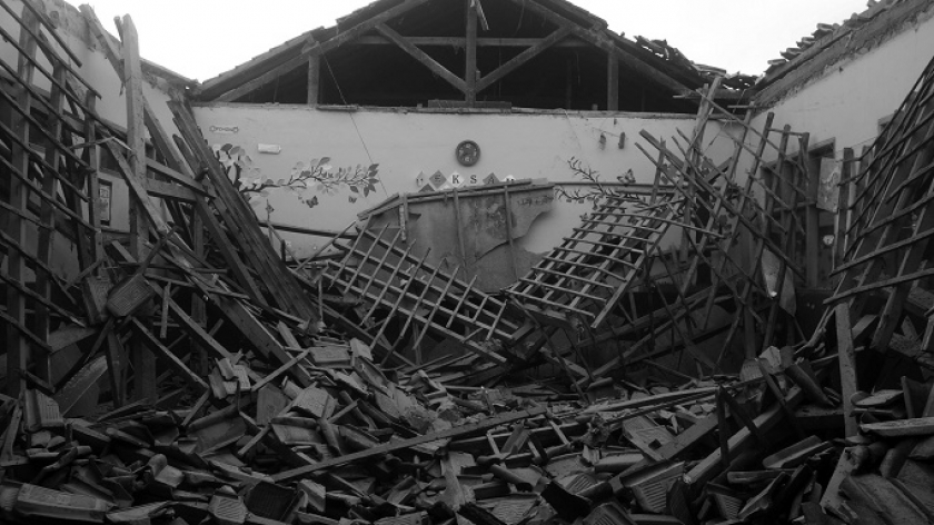 Material berserakan dalam kelas tanpa atap di SDN Dahniar di Desa Desa Bandasari, Kecamatan Cangkuang, Kabupaten Bandung, 8 Agustus 2024. (Foto : Prima Mulia/BandungBergerak)