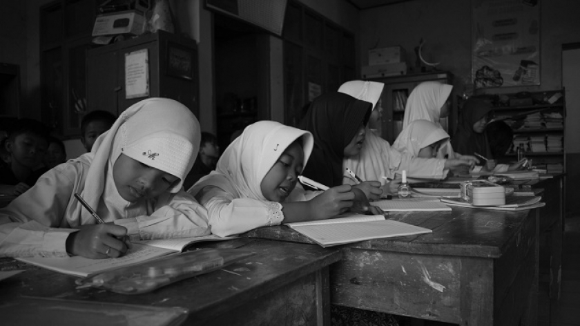Murid SDN Dahniar di Desa Desa Bandasari, Kecamatan Cangkuang, Kabupaten Bandung belajar berdesakan di ruang perpustakaan, 8 Agustus 2024. (Foto : Prima Mulia/BandungBergerak)