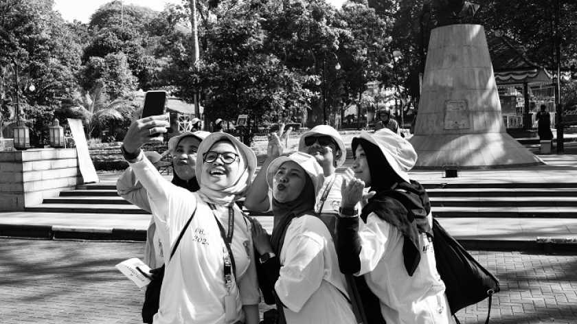 Peserta mengabadikan momen mereka dalam kegiatan Bandung Historical Study Games (BHSG) 2024, Bandung, Sabtu 10 Agustus 2024. (Foto: Fitri Amanda/BandungBergerak)