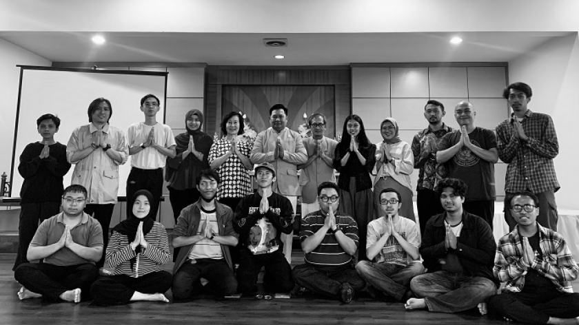 Peserta kelas sekolah agama-agama serial ke-2 Sekolah Damai Indonesia (Sekodi) pada Sabtu, 10 Agustus 2024 di Vihara Karuna Mukti. (Foto: Foto: Nabila Eva Hilfani/ BandungBergerak.id)