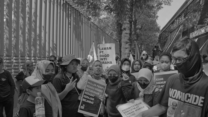 Warga Dago Elos menghadiri aksi solidaritas untuk aktivis prodemokrasi Haris Azhar dan Fatia Maulidiyanti yang menjalani sidang kriminalisasi di Pengadilan Negeri, Jakarta Timur, 7 Januari 2024. (Foto: LBH Bandung)