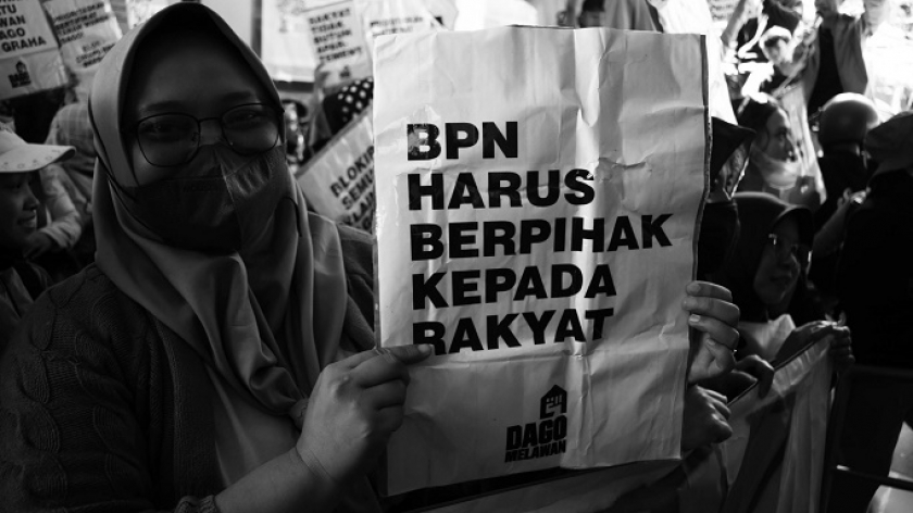 Warga Dago Elos dan Cirapuhan dari Koalisi Dago Melawan menggelar aksi di kantor BPN Provinsi Jawa Barat, Bandung, 20 Juni 2022. (Foto: Prima Mulia/BandungBergerak)