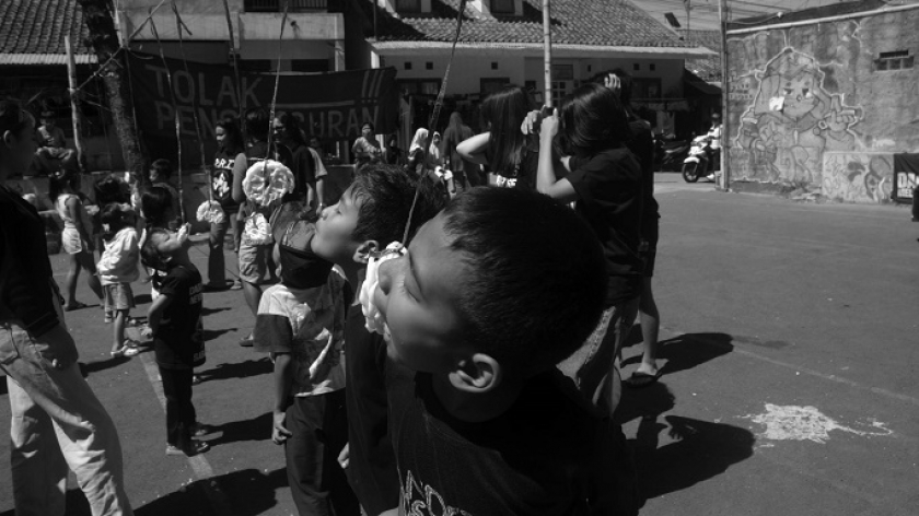 Anak-anak Dago Elos saat lomba agustusan peringatan hari kemerdekaan Republik Indonesia ke-78, 17 Agustus 2023. (Foto: Prima Mulia/BandungBergerak)